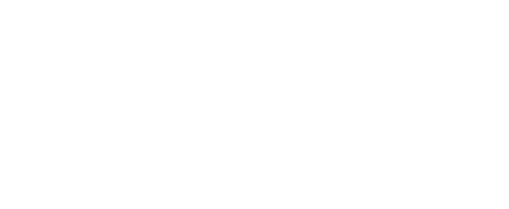 Tømrermester Strandgaard arbejder på et træprojekt udendørs.