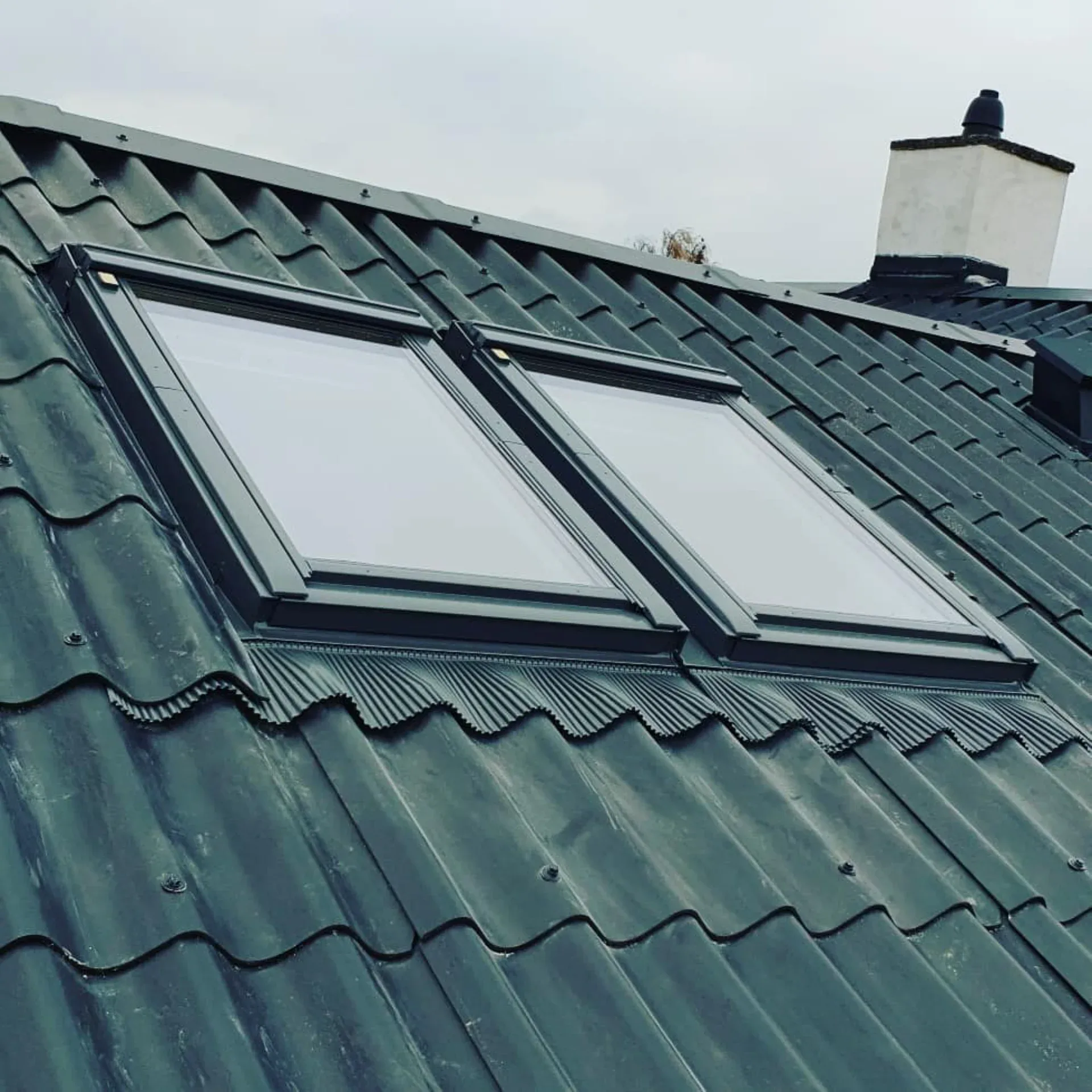 Tagvinduer installeret på tag med tagsten, forbedrer lysindfald og ventilation.